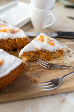 Masada havuç, badem ve şeker jöleli ev yapımı paskalya pastası.
