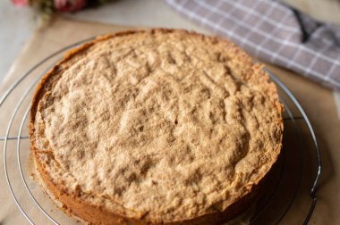 Soğutucu rafta soğutmadan havuçlu kek..