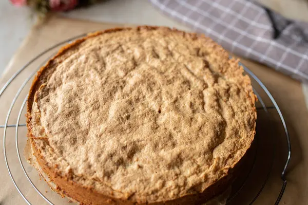 Soğutucu rafta soğutmadan havuçlu kek..