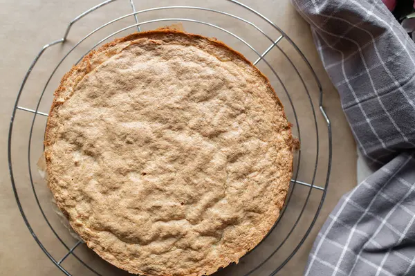 Soğutucu rafta soğutmadan havuçlu kek..