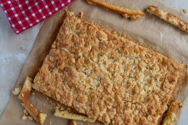 Fırında pişmiş bademli kek.