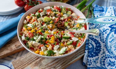 Akdeniz usulü marine edilmiş pirinç salatası, beyaz peynir, salatalık, domates, biber, soğan ve sarımsak. Yaz mevsimi için lezzetli, sağlıklı yemekler.