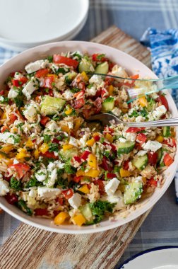 Akdeniz sebzeli barbekü salatası, pirinç ve otlar masada servis edilmeye hazır..