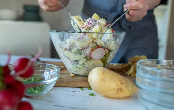 Kartoffelsalat Zubereiten Der Küche Mixen Frauenhände Zutaten Einer Salatschüssel Zubereitung Stockbild