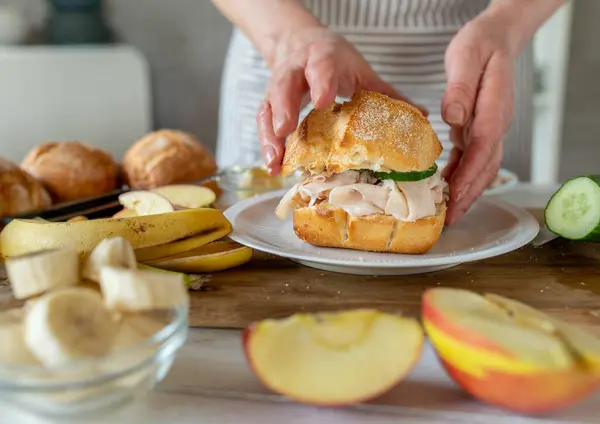 Servieren Eines Frisch Zubereiteten Sandwich Brötchens Mit Schinken Und Gurken Stockbild