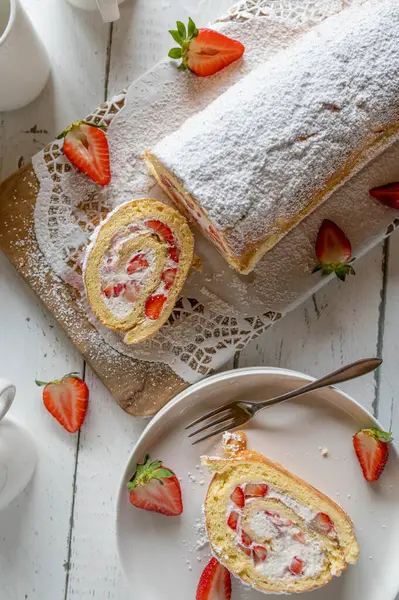 보드에 딸기와 채우는 케이크 스위스 스톡 사진