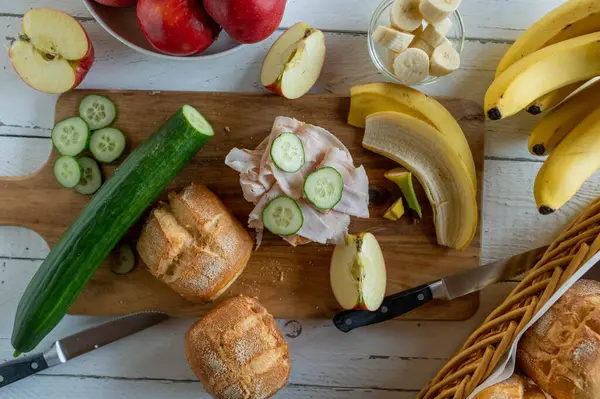 Frühstück Oder Mittagessen Sandwich Brötchen Mit Hühnerschinken Gurken Und Früchten Stockbild