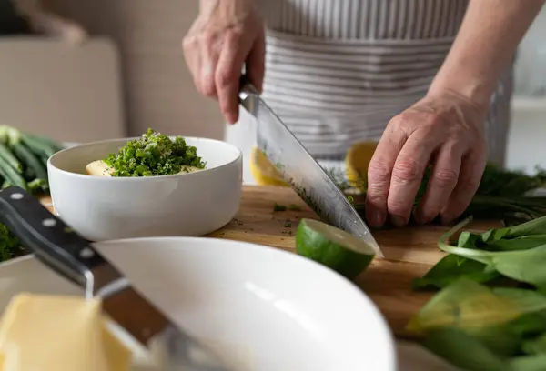 Kruidenboter Maken Van Vrouwenhanden Keuken Een Snijplank Met Verse Ingrediënten Stockfoto