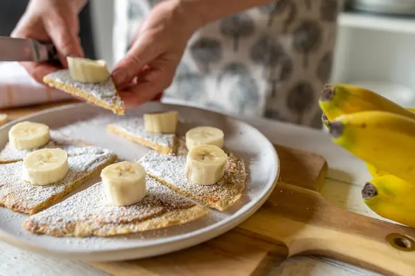 Frau Mit Frischem Und Gesundem Haferbrei Pfannkuchen Mit Bananen Zum Stockfoto