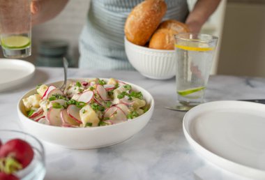 Masada servis edilen taze ve sağlıklı patates salatası.