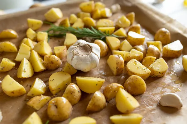 감자를 만들기위한 베이킹 시트에 껍질과 조미료로 채워진 로열티 프리 스톡 이미지