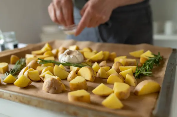부엌에서 감자를 만들기 베이킹 시트에 신선한 감자를 스톡 이미지