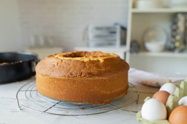 Soğutma ızgarasında baş aşağı pişmiş kek ya da mutfaktaki soğutma askısı.