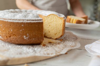 Taze kesilmiş kek, masanın üstünde.