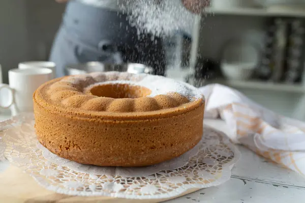 신선한 케이크 Gugelhupf 설탕을 뿌리십시오 스톡 사진