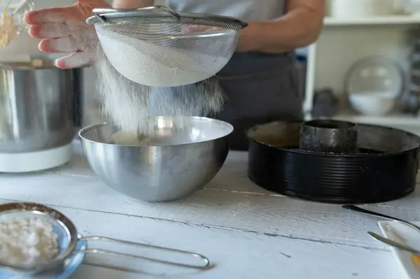 부엌에서 손으로 배터를 만들기위한 그릇에 밀가루를 스톡 이미지