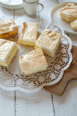 Krema soslu ve altın renkli peynirli kek. Geleneksel gözyaşı pastası beyaz masa arkasında bir pasta tabağında servis edilir.