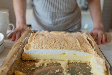 Ev yapımı kremalı ve altın şekerli cheesecake. Geleneksel cila, taze pişmiş kek.
