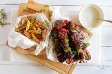 Balkan kıymalı et şişleri ve patates dilimleri. Yaz mevsimi için nefis ev yemekleri..