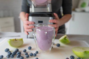 Taze detoks harmanlanmış kahvaltı smoothie ile kuark, yaban mersini, elma, yulaf, bal ve CIA tohumları