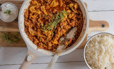 Mutfak tezgahında lahana ve sebzeli ev yapımı kıymalı et tavası..