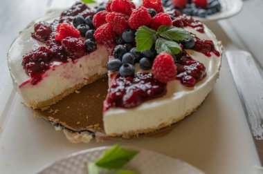 Mutfak tezgahında taze böğürtlen ve böğürtlenli cheesecake yok. Ev yapımı yaz pastası.