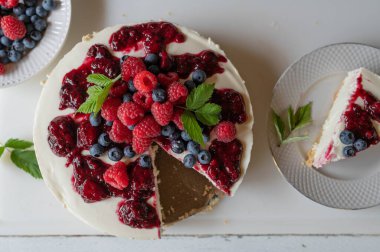 Mutfak tezgahında taze böğürtlen ve böğürtlenli cheesecake yok. Ev yapımı yaz pastası.