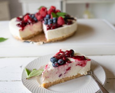Mutfak tezgahında taze böğürtlen ve böğürtlenli cheesecake yok. Ev yapımı yaz pastası.