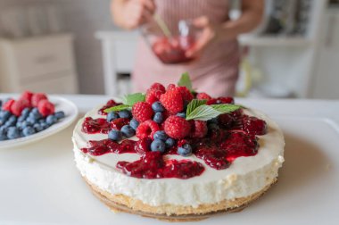 Mutfak tezgahında taze böğürtlen ve böğürtlenli cheesecake yok. Ev yapımı yaz pastası.