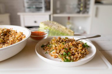 Kırmızı mercimek ve sivri lahana ile vejetaryen pirinç yemeği. Sağlıklı ev yemekleri..