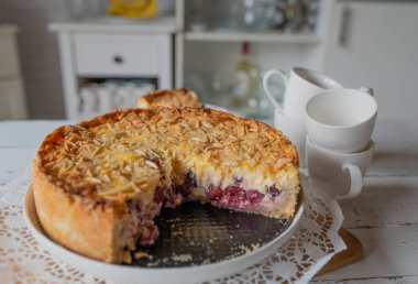 Puddidding dolgulu Bavyera usulü bademli kek