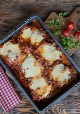 Domates soslu fırın pirzola ve mozzarella peyniri soslu. Lezzetli İtalyan yemekleri.