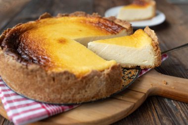 Kırsal Alman ekşi kremalı pastası ahşap masada.