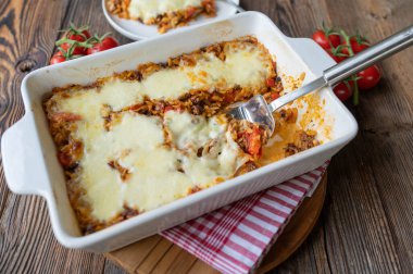 Yunan Kritharaki 'li makarna güveci, domates, biber, soğan, sarımsak ve erimiş mozzarella peyniri taze ve ev yapımı