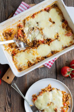 Yunan makarnası ve mozzarella peynirli nefis güveç. Taze ve ev yapımı.