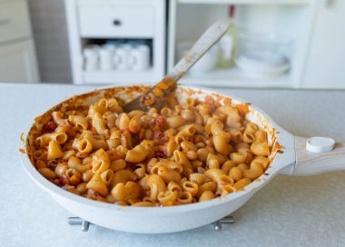 Makarna ve fagioli. Beyaz fasulyeli lezzetli İtalyan makarnası. Mutfak tezgahında taze ve ev yapımı yemek hazır.