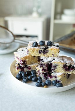 Mutfak tezgahında yabanmersinli, taze ve ev yapımı kek.