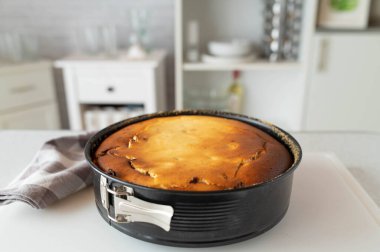 Mutfak tezgahında bahar şeklinde fırınlanmış cheesecake.