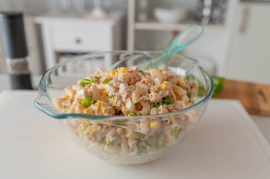 Ev yapımı makarnalı ton balığı salatası, haşlanmış yumurta, soğan ve mayonez.