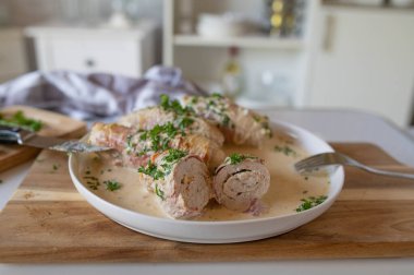 Hindili leziz et yemeği ya da krem peynirle doldurulmuş tavuk çorbası. Lezzetli bir krema sosunda servis edilir.