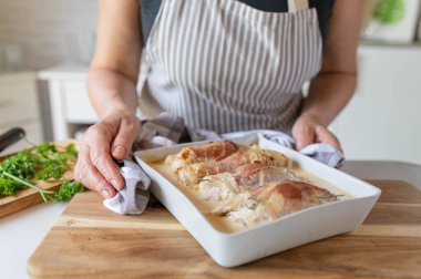 Taze ve ev yapımı kümes hayvanları mutfak tezgahında akşam yemeğinde kadın eli ile servis edilir.