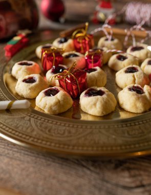 Lezzetli reçelle dolu noel için kısa hamurlu kurabiyeler. Geleneksel Husarenkrapfen