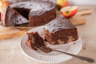 Elmalı çikolatalı kek taze ve ev yapımı.