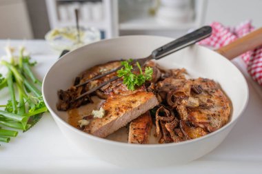 Lezzetli tava pirzolası ya da tavada domuz pirzolası taze ve ev yapımı.