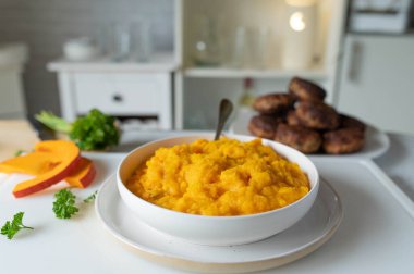 Mutfak tezgahında kabaklı patates püresi.