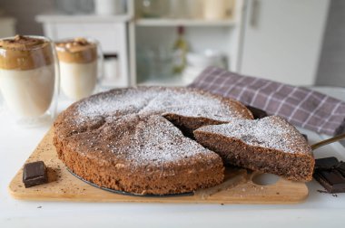 Glütensiz çikolatalı bademli kek mutfak tezgahında ev yapımı taze el yapımı