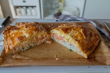 Somon, pirinç ve yumurta salatasıyla dolu lezzetli puf böreği. 