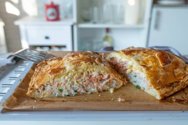 Somon, pirinç ve yumurta salatasıyla dolu lezzetli puf böreği. 