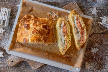 Somon, pirinç ve yumurta salatasıyla dolu lezzetli puf böreği. 