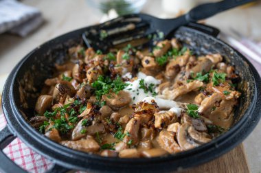 Parmesan fırınlanmış patatesler fırında pişirme tepsisinde, soslu. Lezzetli parti yemekleri.